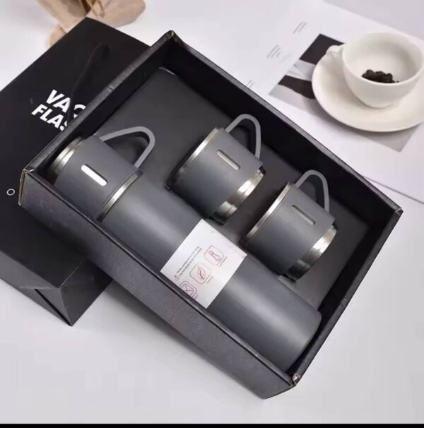 HIGH QUALITY 3IN1 STAINLESS STEEL VACUUM FLASK 500ML(COMES IN A BEAUTIFUL BLACK BOX)